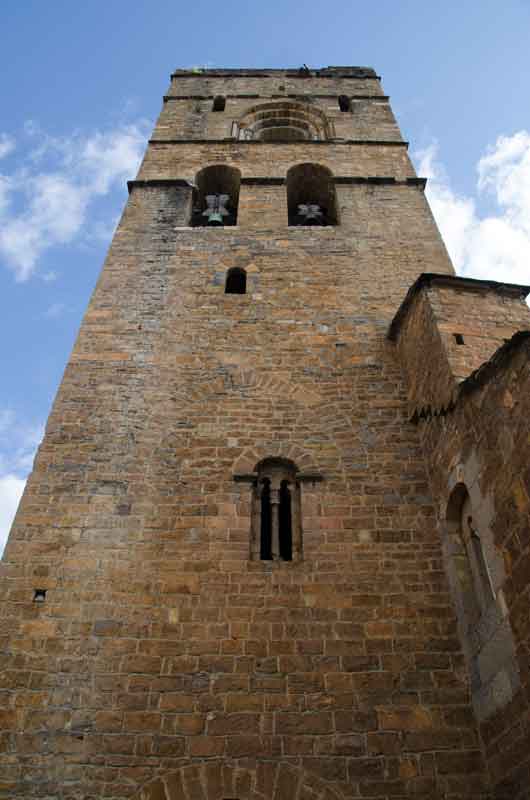 Huesca - Ainsa 17 - iglesia de Santa María - torre.jpg
